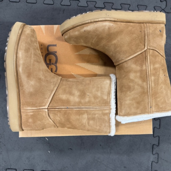 Brand New, Never Worn - UGG Women's Classic Short BLVD - Picture 3 of 7